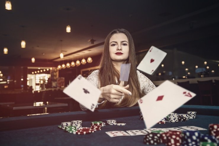 Dealer kasino langsung profesional melayani pemain dalam sesi live